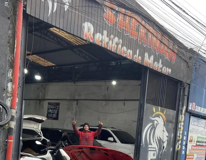 Fachada da Retífica Shekinah na Av. Sapopemba, com o leão do logo pintado no portão