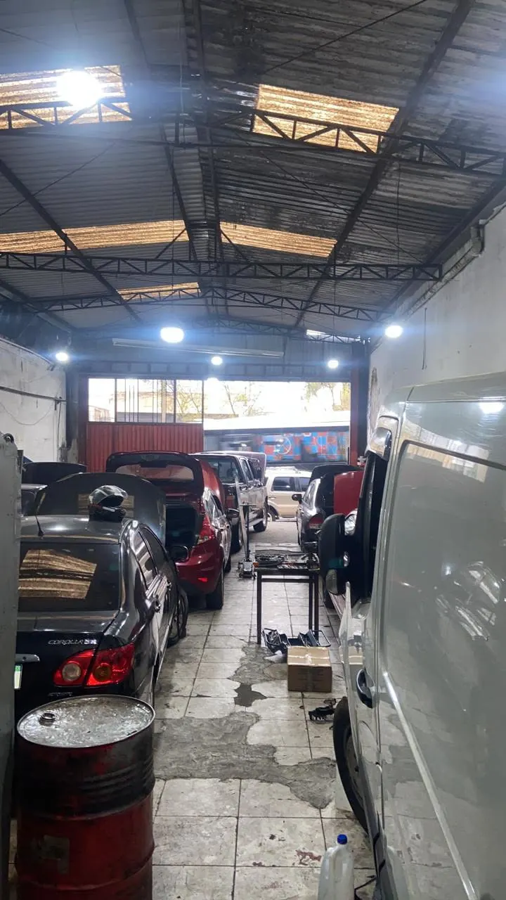 Galpão da oficina Shekinah com carros em serviço